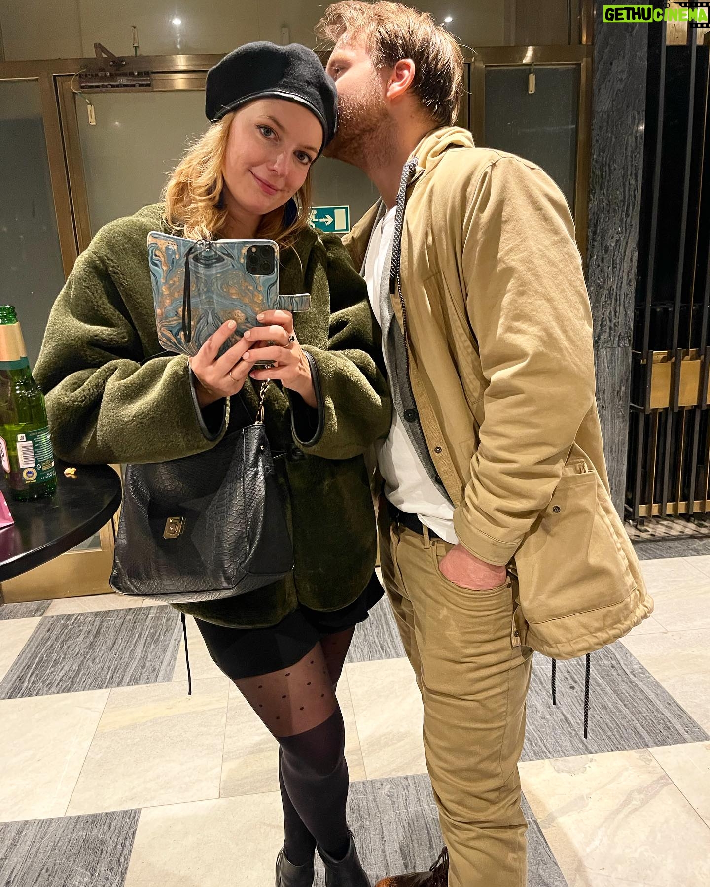 Malvína Pachlová - 400 Likes - Tak byla premiéra… a měla jsem tam pěknou klaku v hledišti… a celý to bylo pro mne moc dojemný a lidsky krásný… celý zkoušení… tak se těším na každou reprízu… nemám z večera fotky, jen tyhle lehce ovíněné z 1 ráno…. Tak moc děkuju… ještě to všechno nějak vstřebávám… Takovéhle zážitky jsou pro mne moc důležité… #love #theater #premiera #coztakhledatsichobotnici #together @milanligac #❤️