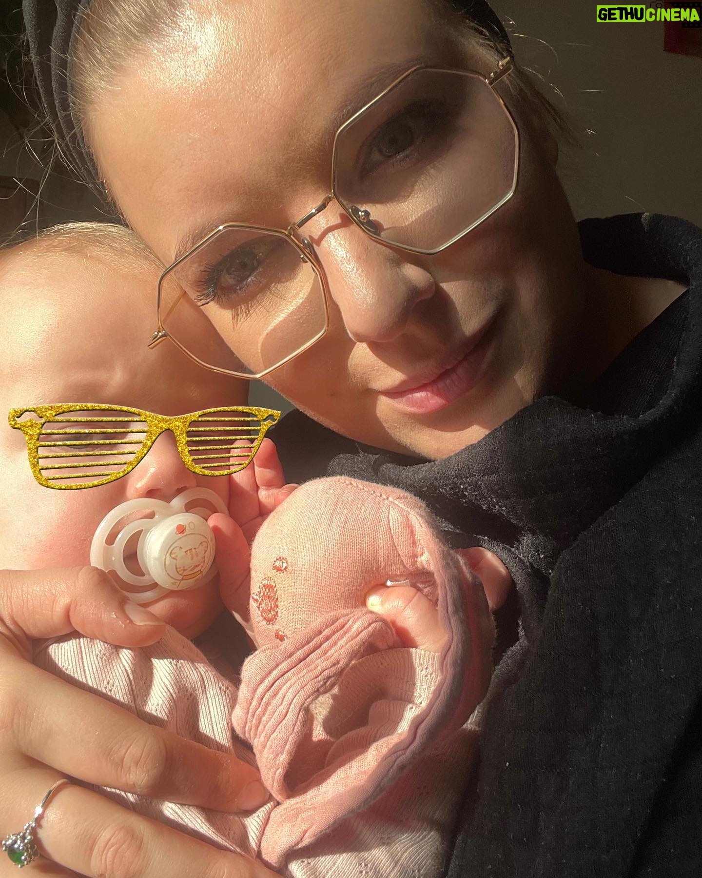 Malvína Pachlová - 1.1K Likes - Nola má rýmu a k tomu posun času furt nese následky… v podstatě by klidně vstávala třeba ve 3… ukecáváme ji aspoň do 5, ale je to boj. Nos bychom mohli odsavat co 10 minut… no jak z toho ven? 😂 pomoc! Mně to nespaní fakt neprospívá… #enola #help #sleep #time #howtosolvethis