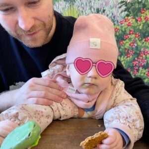Malvína Pachlová Instagram - Tak je mi zas o rok víc a pořád jsem tak trochu dítě… můj milovaný muž @milanligac ví, jak miluju narozeninové hry a tak mi uspořádal narozeninový survivor o odměny. ❤️Bylo to naprosto boží a na jednu část se domluvil i s kamarády v naší milované dílně @fleurdin_zahrada_esenci  a tam jsem měla olejíčkové výzvy. Musela jsem odhalit, které oleje se pomíchaly a které úplně zmizely. Byla to hra o odměny, takže jsem si vybojovala zdravou potravu do dalších dní pro celý můj kmen a jako bonus i mé milované větrníky… dokonce si něco vysloužila i Enolka😂 jako musím říct, že to byl úplně úžasný den… Škoda, že vám nemůžu ukázat i ty úkoly, co připravil Míla doma, ale bylo to všechno v podobném duchu… takže dárky byli a srandy mega kopec. Moc děkuju 😍 Bojím se, že moje infantilita se bude každým rokem stupňovat, tak se těším na příště. 😂😂 jooo happy 32… a stále dítě… a teď nemyslím paní Nolu. Děkujuuuu #happy32 #mybirthday #together #survivor #esentialoils #fleurdin_zahrada_esenci  #justfun #loveit #❤️#family