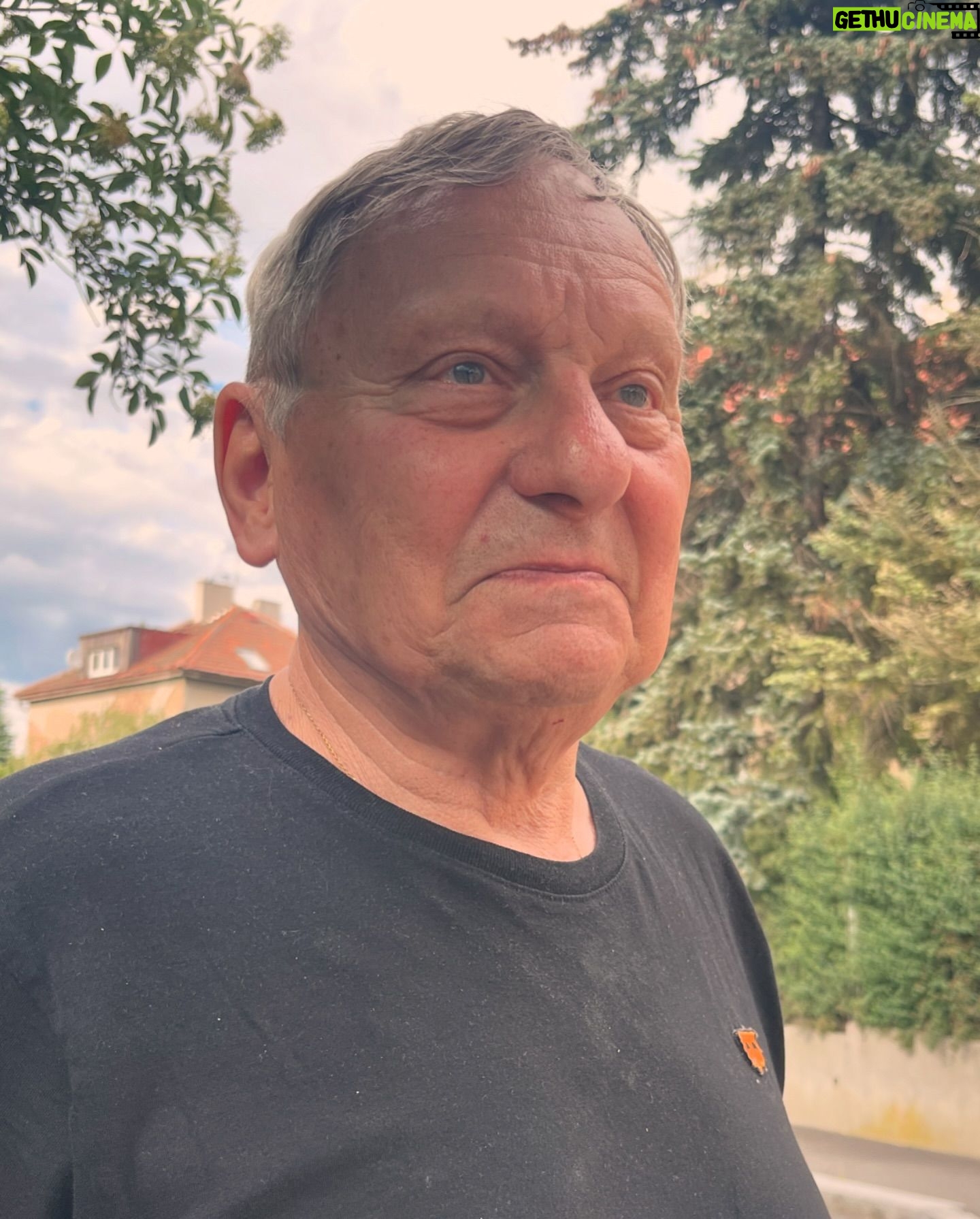 Malvína Pachlová - 481 Likes - Krásný den otců… všechno to nějak rychle utíká ❤️ děkuju, že mám vedle sebe dva takové otce… Milan se tomu mému začíná nějak podobat… 😂😂😂 asi jsou spolu často na doutníku na zahradě… #fathersday #denotcu #love #family @milanligac