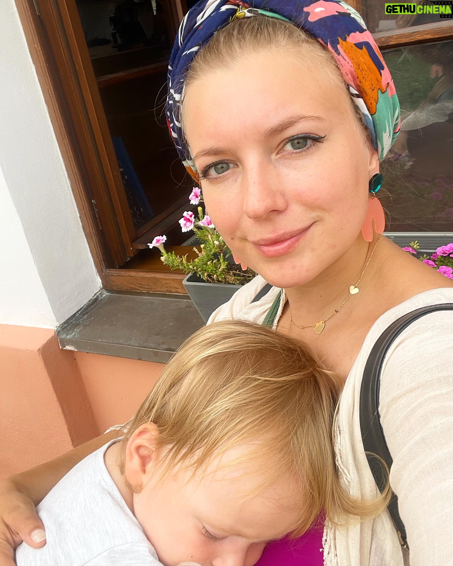 Malvína Pachlová - 711 Likes - Tak tohle asi mámy znáte… to ani slovy pospat nejde… ❤️ to ať jsem sebe unavenější, bolí mě záda, tak si to stejně nenechám ujít… dokud o to ještě ta malá, velká holka stojí… to je slast… 😘 děkuju #love #daughter #motherlove #together #❤️ #tuleni #mazleni