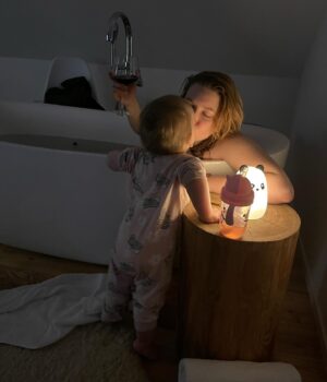 Malvína Pachlová Instagram - Měli jsme teď trochu volna a tak jsme konečně vyrazili na výlet… jo ale co zabalit? Tak sáně určitě viď? Jedeme do Beskyd…. Takže sníh bude… jasný… ale hele možná si je tam můžeme půjčit… ať máme místo třeba na hračky, kočár atd. Kočár teda vezmeme? Do sněhu? Jooo co kdyby… třeba po silnici nebo nějaká cesta bude protažená… no tak… asi takhle… bahno bylo… sníh, co byl aspoň na kopcích do rána zmizel… ale my máme zážitků. Bylo to fajn a krásný místo… a já mohla mít vanu v ložnici a obýváku zároveň… 😍jooo @rekovice bylo to tam nádherný a skvělý jídlo. Dali jsme procházky a ranč se zvířátkama… vždycky jsme přišli celý špinavý až jsem se trochu styděla ( to mi teda ještě někdo musíte říct, jak se to dělá, aby člověk nebyl stejně od bahna jako dítě…) ale prostě, tohle jsme potřebovali… a přijeli jsme se supr poznatkem, že jist v restauraci je super… ale… s dětma se to děla jak? Jak, jak? Naše Nola chtěla kouknout i do kuchyně… takže run Forest run… střídali jsme se s @milanligac v podstatě po soustech, kdo ji chytí 😂 ale to asi ještě chvilku dělat budeme… takže…kde mají dětský koutek a dítě z něj neuteče? 😂