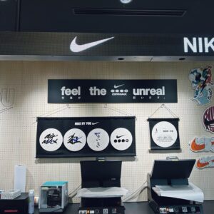 Mami Instagram - NIKE❤️‍🔥
SWOOSH × SHODO = SWOOSHODO

—

“NIKE BY YOU” Air Max Day 2024の企画へ書道提供いたしました。
"feel the unreal（常識が狂い出す）"をテーマにした新作シューズ"Air Max Dn"を"SWOOSHODO"で表した作品をお楽しみください。

I participated in “NIKE BY YOU” Air Max Day 2024 project🇯🇵
Please enjoy the "SWOOSHODO" work that represents the new "Air Max Dn" with the theme of "feel the unreal".

—

さまざまなカルチャーと書道をミックスさせることで、常識を狂わせてきた書道家 万美 / MAMIMOZI
Air Max Day 2024の熱狂を、SWOOSHが持つ躍動感と、SHODOが持つ力強さからインスパイアされたカリグラフィースタイル"SWHOOSHODO"で表します。

text: @kaleva_aalto 

—

こちらはNIKE原宿店3階、"NIKE BY YOU" にて展開中！
Tシャツの好きな位置にプリントできます👏
試してみた方は是非 @mamimozi でシェアしてね🙌
この春限定！

#MAMIMOZI #書道家万美 #Calligraf2ity #AirMaxDay