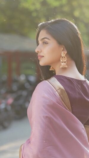 Mamitha Baiju Instagram - Being my version of Maalini for a couple of seconds!🌸

Styled by @styleby_kv 
Asst.designer @loshini_bommi 
Video: @bathri.ramachandar