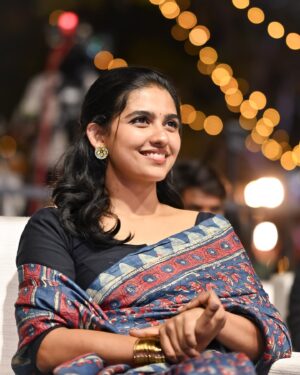 Mamitha Baiju Instagram - These pictures hold a gush of emotions! 🤍🦋
.
Pictures: @storiesbydeepu 
Outfit: @byhand.in 
@styyledbyjoe 

#premalupromotions
