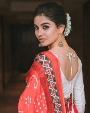 Mamitha Baiju Instagram - ✨🤍
Styled by @styyledbyjoe @joe_elize_joy

Saree @byhand.in 

MUAH @amal_ajithkumar