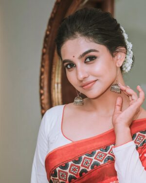Mamitha Baiju Instagram - ✨🤍
Styled by @styyledbyjoe @joe_elize_joy

Saree @byhand.in 

MUAH @amal_ajithkumar