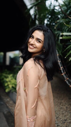Mamitha Baiju Instagram - Husn✨🤍
Styled by @styyledbyjoe @joe_elize_joy
Photography @merin__georg
MUAH @makeupartistry_kottayam.cochin
Outfit @t.and.msignature
Jewellery @kaya_online_
Coordination @jubin_vincent