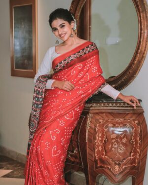 Mamitha Baiju Instagram - ✨🤍
Styled by @styyledbyjoe @joe_elize_joy

Saree @byhand.in 

MUAH @amal_ajithkumar