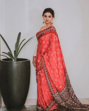 Mamitha Baiju Instagram - ✨🤍
Styled by @styyledbyjoe @joe_elize_joy

Saree @byhand.in 

MUAH @amal_ajithkumar