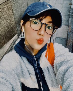 Man-Ting Chiao Instagram - Today’s outfit 眼鏡仔🤓

新的畫完成了80%

桑椹冰搖是讓人沒辦法戒糖的存在😤

Selfie update 📸

今天聽👂🏻
Best friend by Rex Orange County 

#ootd 
#mood