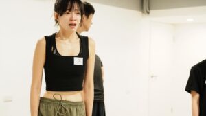 Man-Ting Chiao Instagram - 第二堂表演課

妳有原諒曾經傷害過妳的人的勇氣嗎？

憤怒 質疑 悲傷 自我懷疑 否定 接受 原諒 放下 離開 

洗淨身心之後去察覺自己
是把結了痂的疤重新撕開
沖洗乾淨再灑一點能讓傷口癒合的決心

原來 這些傷口在我的忽視下
以結痂的形式滯留在我的身體了

原來曾經的那個我
用沒事了過去了長大了
來敷衍自己受傷的心

於是我擁有了一個機會
在我的幻象裡好好說再見

就像刺蝟在那防禦的背刺底下
有一個軟乎乎的心不再被壓抑

受傷了也沒關係因為我知道
現在我有那種勇敢可以接住自己

企圖撒下一些種子在背刺上期望她開出花
成為一個有勇氣強壯且溫柔的人吧☺️