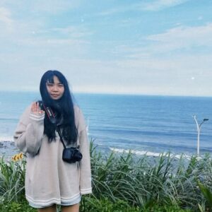Man-Ting Chiao Instagram - -
單獨 不是孤單的
而是接受內心存在的光

有海有貓有植物有光
和一群能彼此接住的人

我們大不相同卻相處的自在

今天的我 ，溫暖幸福且感覺被愛著🤍✨

開工大吉🧧 🐲探吉✨

@lexin.2020 

#春遊 
#幸せ 
#ootd