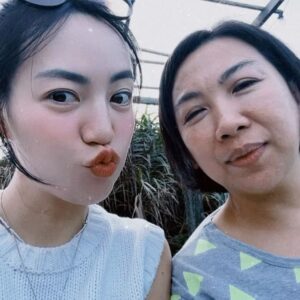 Man-Ting Chiao Instagram - -
單獨 不是孤單的
而是接受內心存在的光

有海有貓有植物有光
和一群能彼此接住的人

我們大不相同卻相處的自在

今天的我 ，溫暖幸福且感覺被愛著🤍✨

開工大吉🧧 🐲探吉✨

@lexin.2020 

#春遊 
#幸せ 
#ootd