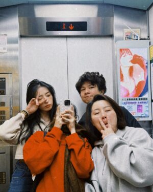 Man-Ting Chiao Instagram - _
龍年依舊擁有最愛的家人🐲🧧✨
我愛的人身體健康我自己也要健康🫣

我的除夕夜、初一都跟家人大吃大喝
牌桌上依舊牌品很好的六親不認（賭性堅強

初一凌晨開始上吐下瀉到隔天早上
送了趟急診保留了我的小命確診為急性腸胃炎🙏🏻

真的不要了⋯⋯⋯

龍年開始我要進行養身計畫
不想再在 失去的時候才懂得珍惜了

祝大家龍健康茁壯🧧🍀✨

養身去 晚安💤

#newyear 
#mood
#99🫧