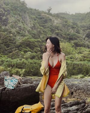 Man-Ting Chiao Instagram - 挑戰仙人疊石跳水！

站在跳水位置往下看
抖到一個不行🫣

一直反覆問我自己要不要嘗試

跳完以後發現有點像坐雲霄飛車那樣

上去的時候後悔
下來的時候覺得活著真好？

也許底氣就是來自這些勇敢嘗試的瞬間吧✨

有影片但晚點再分享因為照片塞車啦🫠

Photo by @butterfly120716 漂亮又會拍照的小姊姊

#綠島 
#仙人疊石 
#活著真好
