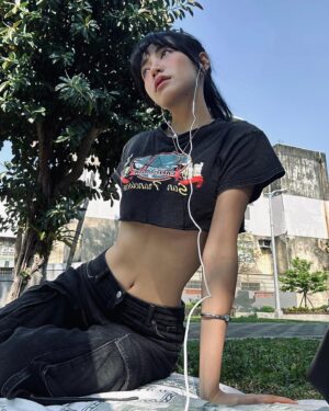 Man-Ting Chiao Instagram - -
挑一塊曬得到太陽的草皮
鋪上沙灘巾戴上耳機愜意
慵懶的在樹蔭下曬曬肚皮

（喂！媽媽會吶喊 夭壽死小孩會感冒

找了個在工作地點附近的公園

遇到了一對母子在散步
媽媽說頭髮亂了兒子幫她夾好
媽媽問漂亮嗎？兒子沒有回答
而是點點頭眨眨眼告訴她好看
媽媽開心地笑了

我想 愛不用言語表達
也能讓愛的人接受到吧

啊曬完太陽發現被蚊子咬了十幾個包
冬天太久了忘記自己是捕蚊燈了🥲🫣

今天聽👂🏻
Kigston by Faye Webster

@lucys.tw 
#ootd
#mood