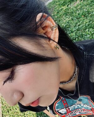 Man-Ting Chiao Instagram - -
挑一塊曬得到太陽的草皮
鋪上沙灘巾戴上耳機愜意
慵懶的在樹蔭下曬曬肚皮

（喂！媽媽會吶喊 夭壽死小孩會感冒

找了個在工作地點附近的公園

遇到了一對母子在散步
媽媽說頭髮亂了兒子幫她夾好
媽媽問漂亮嗎？兒子沒有回答
而是點點頭眨眨眼告訴她好看
媽媽開心地笑了

我想 愛不用言語表達
也能讓愛的人接受到吧

啊曬完太陽發現被蚊子咬了十幾個包
冬天太久了忘記自己是捕蚊燈了🥲🫣

今天聽👂🏻
Kigston by Faye Webster

@lucys.tw 
#ootd
#mood