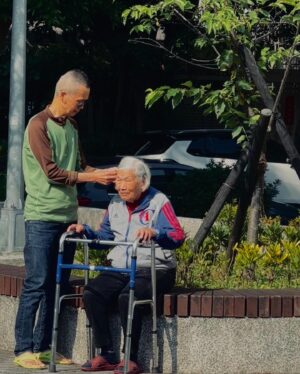 Man-Ting Chiao Instagram - -
挑一塊曬得到太陽的草皮
鋪上沙灘巾戴上耳機愜意
慵懶的在樹蔭下曬曬肚皮

（喂！媽媽會吶喊 夭壽死小孩會感冒

找了個在工作地點附近的公園

遇到了一對母子在散步
媽媽說頭髮亂了兒子幫她夾好
媽媽問漂亮嗎？兒子沒有回答
而是點點頭眨眨眼告訴她好看
媽媽開心地笑了

我想 愛不用言語表達
也能讓愛的人接受到吧

啊曬完太陽發現被蚊子咬了十幾個包
冬天太久了忘記自己是捕蚊燈了🥲🫣

今天聽👂🏻
Kigston by Faye Webster

@lucys.tw 
#ootd
#mood