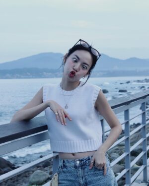 Man-Ting Chiao Instagram - -
單獨 不是孤單的
而是接受內心存在的光

有海有貓有植物有光
和一群能彼此接住的人

我們大不相同卻相處的自在

今天的我 ，溫暖幸福且感覺被愛著🤍✨

開工大吉🧧 🐲探吉✨

@lexin.2020 

#春遊 
#幸せ 
#ootd
