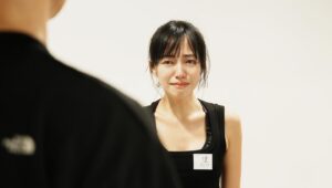 Man-Ting Chiao Instagram - 第二堂表演課

妳有原諒曾經傷害過妳的人的勇氣嗎？

憤怒 質疑 悲傷 自我懷疑 否定 接受 原諒 放下 離開 

洗淨身心之後去察覺自己
是把結了痂的疤重新撕開
沖洗乾淨再灑一點能讓傷口癒合的決心

原來 這些傷口在我的忽視下
以結痂的形式滯留在我的身體了

原來曾經的那個我
用沒事了過去了長大了
來敷衍自己受傷的心

於是我擁有了一個機會
在我的幻象裡好好說再見

就像刺蝟在那防禦的背刺底下
有一個軟乎乎的心不再被壓抑

受傷了也沒關係因為我知道
現在我有那種勇敢可以接住自己

企圖撒下一些種子在背刺上期望她開出花
成為一個有勇氣強壯且溫柔的人吧☺️