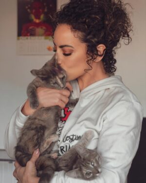 Manal El-Feitury Instagram - Сърцето ми винаги е отворено за животни в нужда и тези три малки котета се настаниха удобно в него и в моя дом. Две от тях имаха медицински проблеми, които с много любов и грижа преодоляхме. За известно време леко се притеснявах, че започвам да заприличвам на “лудата дама с котките”, защото у дома съжителствам с моите 2 котешки деца Стефчо и Чарли и двете ми кучешки бебета Бионсе и Олга. Първото коте беше осиновено преди Коледа, а другите две ще заминат за Германия през идните дни, преди дори да успея да се сбогувам с тях. 
В началото никой не ги искаше…И колкото повече време минаваше, толкова по-малка беше надеждата ми, че някой ще ги вземе. 
Чувствата ми в момента са смесени между радост и тъга, но в крайна сметка най-важното е, че намерихме прекрасни домове и за трите. ❤️ 

#catlover #animals #dogsofinstagram #doglovers #cats_of_instagram #catstagram #ilovemydog #ilovemycat