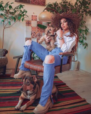 Manal El-Feitury Instagram - Чувствам се като най-щастливата душа с моето динамично дуо! 🐾 Кой има нужда от четирилистна детелина, когато имам тези кученца до себе си? От безкрайни гушкания до забавни лудории, те изпълват сърцето ми с повече любов, отколкото някога съм си представяла. Кой казва, че любовта и приятелството идват само от партньор или деца? Ясно е, че те не са се запознали с моето пухкаво семейство 🍀❤️ #furryfamily #bestiesforlife @dimitrovapetya_beauty 💄