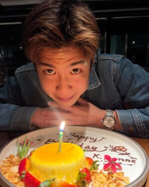 Manapat Techakumphu Instagram - HBD TO ME 
Turn to number 3 already 😉
Thanks for the New Racket from @yeepunb 🎾 
#bbonneanniversaire