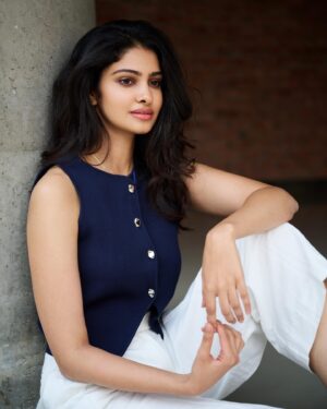 Manasa Varanasi Instagram - Each moment was inevitable 🌞🌛

📸 @kalyanyasaswi 
Pants @label.rama

#portrait