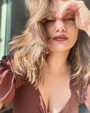 Manasi Naik Instagram - The Topic and The Top Pick 🤎🤩