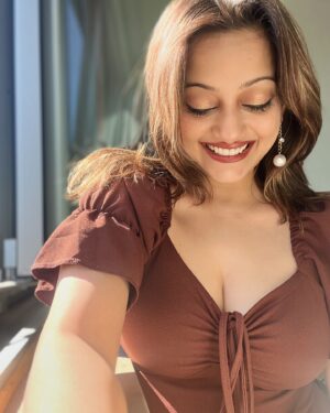 Manasi Naik Instagram - The Topic and The Top Pick 🤎🤩