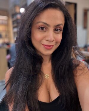 Manasi Parekh Instagram - Last few days in Mumbai monsoon before heading for the International Gujarati Film festival in Australia! My two films “Ittaa Kittaa” and “Jhamkudi” are screening in Sydney on 29th and 30th June! Can’t wait to meet everybody ♥️😍