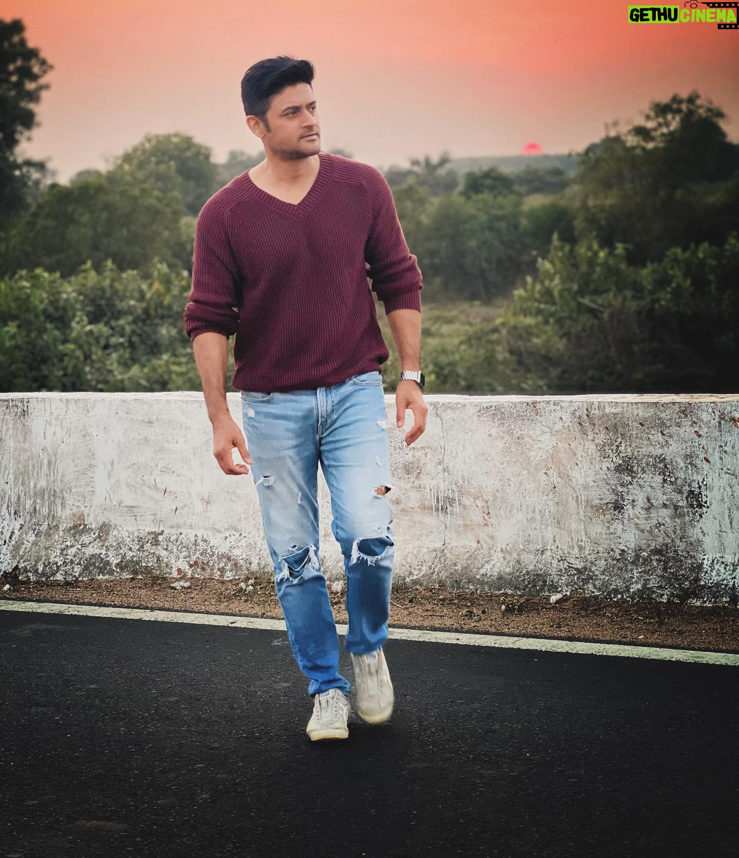 Manav Gohil - 1.6K Likes - Crossing the road in a rural setting seemed like a cakewalk!!
#photodump