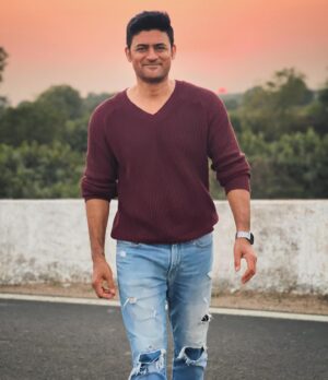 Manav Gohil Instagram - Crossing the road in a rural setting seemed like a cakewalk!! 

#photodump