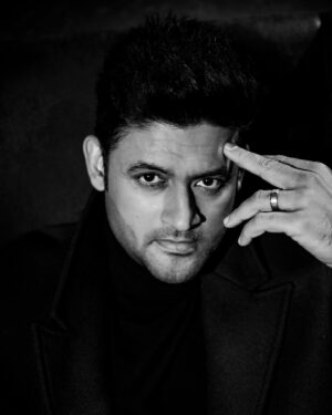 Manav Gohil Instagram - 🖤🤍

#retro 

Photographer: @deepak_das_photography 
Edited by : @kakali_das_photography 
Styled by : @dhwaniivithalani_22 
Make up : @parekh.sanjay13