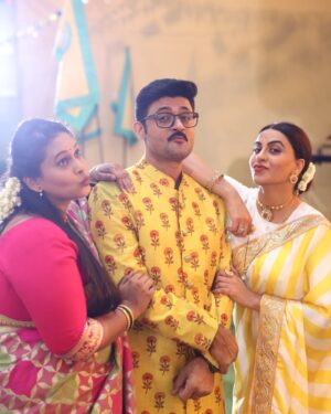 Manav Gohil Instagram - We literally have no single normal picture together 🤓

#goofygang
#candidphotography #candidmoments
#goofy #goofingaround #bloopers
#fun #funny #friendship
#weird #funniest #bts #onelove
#behindthescenes #onset #onsetlife
#pagalpanti #alwaygoofy #manavgohil #hemanichawla #shrutipuranik