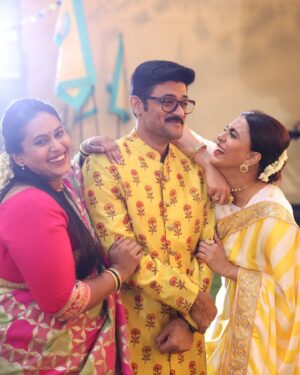 Manav Gohil Instagram - We literally have no single normal picture together 🤓

#goofygang
#candidphotography #candidmoments
#goofy #goofingaround #bloopers
#fun #funny #friendship
#weird #funniest #bts #onelove
#behindthescenes #onset #onsetlife
#pagalpanti #alwaygoofy #manavgohil #hemanichawla #shrutipuranik