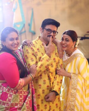 Manav Gohil Instagram - We literally have no single normal picture together 🤓

#goofygang
#candidphotography #candidmoments
#goofy #goofingaround #bloopers
#fun #funny #friendship
#weird #funniest #bts #onelove
#behindthescenes #onset #onsetlife
#pagalpanti #alwaygoofy #manavgohil #hemanichawla #shrutipuranik