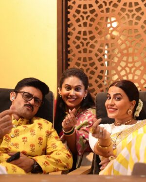 Manav Gohil Instagram - We literally have no single normal picture together 🤓

#goofygang
#candidphotography #candidmoments
#goofy #goofingaround #bloopers
#fun #funny #friendship
#weird #funniest #bts #onelove
#behindthescenes #onset #onsetlife
#pagalpanti #alwaygoofy #manavgohil #hemanichawla #shrutipuranik
