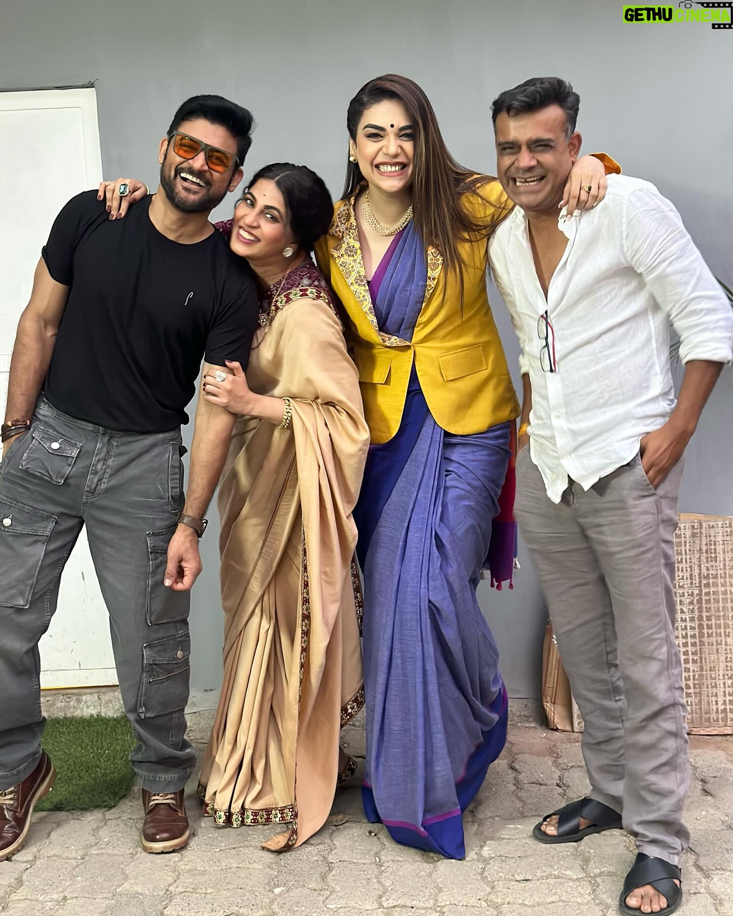 Manav Gohil - 24.7K Likes - With our fav men in the house…
@rohitdwi8 @manavgohil
And my munchkin @hemanichawla
❤️❤️❤️
@dabangiiofficial #dabangiimulgiiaayireaayi @sonytvofficial