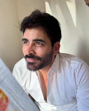 Manav Kaul Instagram - ढलते सूरज को देखकर लगता है कि ये कितनी थका देने वाली क्रिया है… लगातार डूबते रहना। क्या लगातार डूबा जा सकता है? Humanity को भी कितनी त्रासदियाँ लगती है लगातार डूबते रहने के लिए… और हम लगातार डूबते रहते हैं। 
फिर जब सूरज उगता है तो लगता है हम बस पलट गए हैं। क्या हम लगातार उगते रह सकते हैं? हमारे उग आने को देखकर ऐहसार होता है, Humanity ने अपने स्नेह और आपसी प्रेम से कुछ तो है जो सँभाल रखा है जिससे लगातार उगते रहना हमारा क़ायम रहता है। हम ये दुनिया कहाँ से खड़े होकर देख रहे है, डूबने और उग आने में शायद इतना ही अंतर है। आप कहाँ से देख रहे है? क्या आप जानते हैं? 
#nofilter #randomclick #actoroutofwork 🙆🏽‍♂️😀