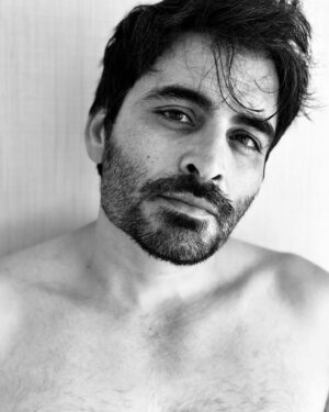 Manav Kaul Instagram - कुछ बात तो है इन दोपहरों की… ख़ासकर अगर चाय, पुराने गाने और हल्की झीनी हवा चले तो लगता है इनमें खुद का होना क़ैद कर लूँ। कुछ लिख देना या तस्वीरें लेना शायद उसी का असफल प्रयास है। 🦋
#blackandwhiteportrait #blackandwhite #actor