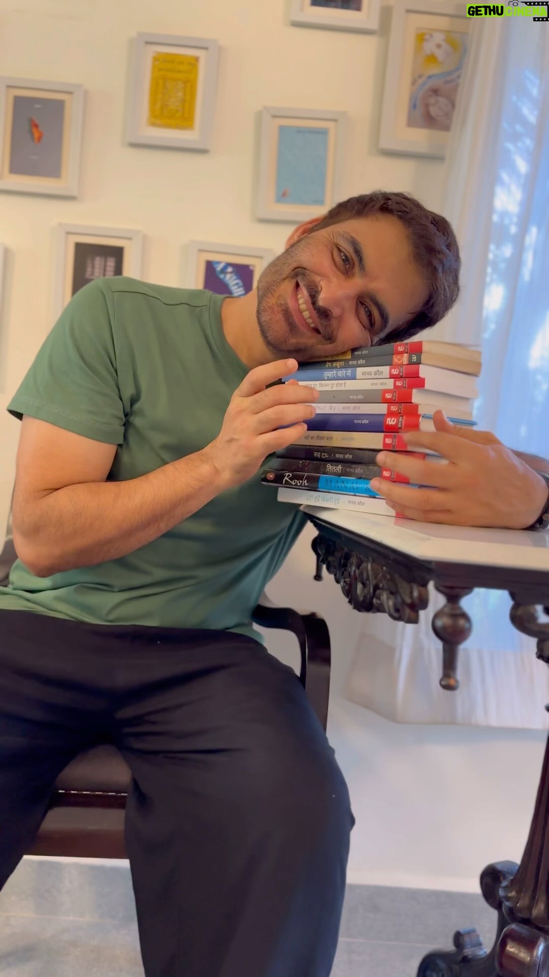 Manav Kaul - 40.2K Likes - जैसे सूख चुके बंजर आँगन में, जब बारिश से नहीं, श्रम से फूल खिलने लगते हैं, तो आश्चर्य नहीं होता है। बस एक क़िस्म की तसल्ली रहती है। हर फूल के नाम की एक ख़ुशबू है और ये खुशबू जब भी मुझे किसी के पास से आती है तो मेरे भीतर एक मीठी टीस उठती है। आशा है इन किताबों की ख़ुशबू को आपने भी चखा है।
आपने कितनी किताबें पढ़ ली हैं?
😊♥️