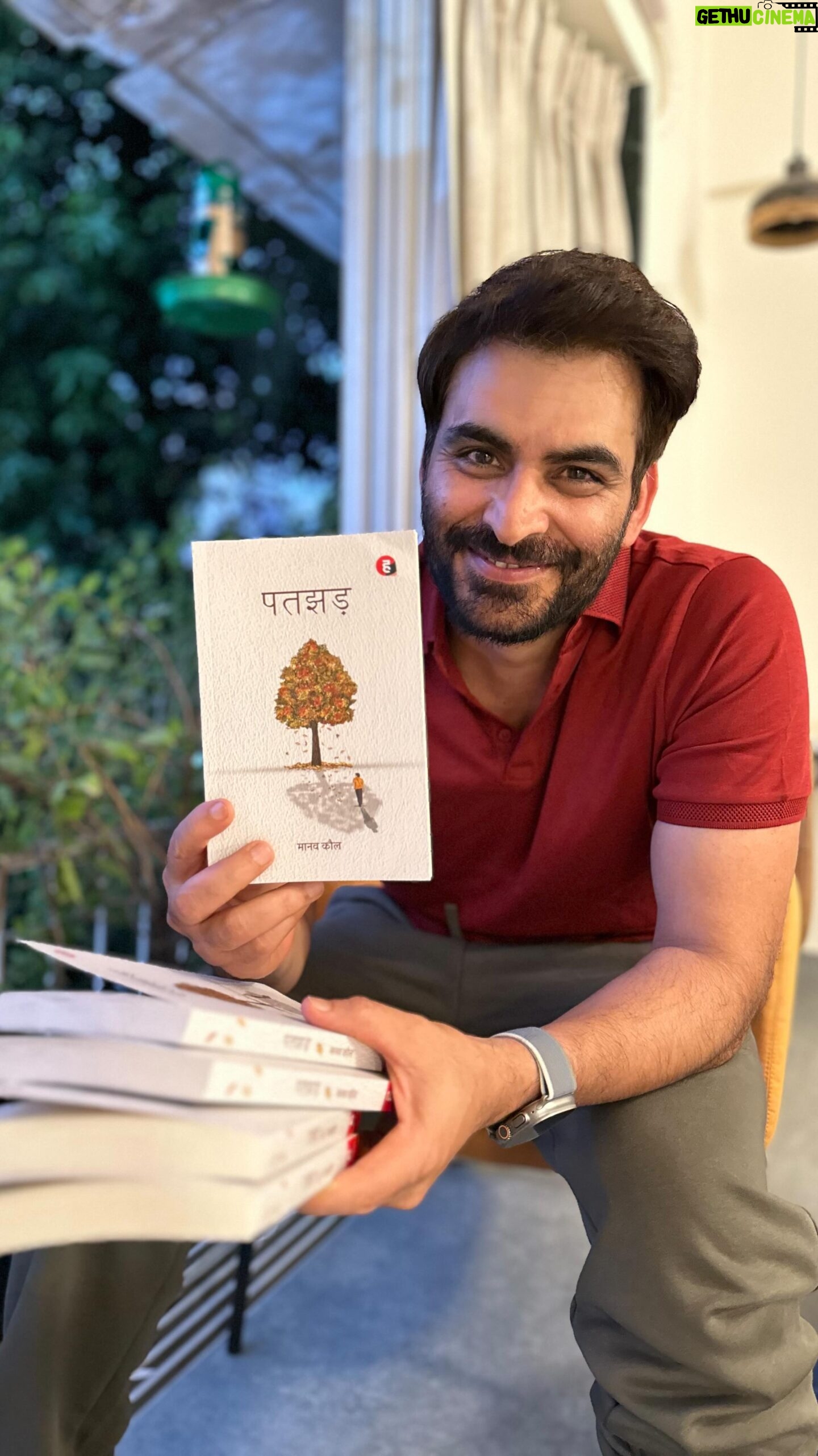 Manav Kaul - 27.3K Likes - पहली बार मेरे लिखे में मौसम मुख्य भूमिका अदा कर रहा है। इस किताब को लिखने के पहले अगर कोई मुझसे पूछता कि आप पतझड़ को कैसे देखते हैं? तो शायद मैं कहता कि पतझड़ को देखने की आँखें मेरे पास नहीं है। पर जब मैंने पतझड़ लिखा तो पता चला कि पतझड़ उसके बदलते रंगों में नहीं है, पतझड़, हर झड़ रही सुंदरता को महसूस करने में है। लिखते हुए मुझे लगा कि पत्तों के झड़ जाने के बाद का नंगा पेड़ त्रासदी ना होकर, किसी कोरे पन्ने के सामने बैठे हुए, नए मौसम के आने का इंतज़ार है। जैसे हर अंत का दरवाज़ा जब बंद होता है तो उसके ठीक बग़ल में एक नई शुरुआत की खिड़की खुली मिलती है। इसी खिड़की को लांघकर मैंने पतझड़ जिया है। आशा है इस पतझड़ के पत्ते बहुत जल्द आपकी गोद में भी आकर गिरेंगे।
Link to buy the book is in my bio 😊♥️
Cover design by - @_.elsewhere._
Publisher- @hind.yugm
#newbook #patjhar #patjhad
