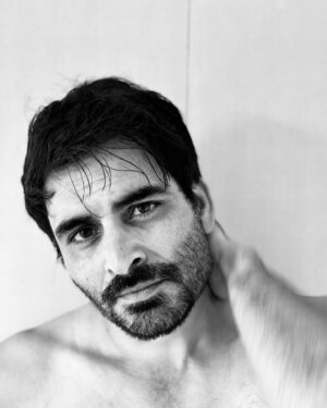 Manav Kaul Instagram - कुछ बात तो है इन दोपहरों की… ख़ासकर अगर चाय, पुराने गाने और हल्की झीनी हवा चले तो लगता है इनमें खुद का होना क़ैद कर लूँ। कुछ लिख देना या तस्वीरें लेना शायद उसी का असफल प्रयास है। 🦋
#blackandwhiteportrait #blackandwhite #actor