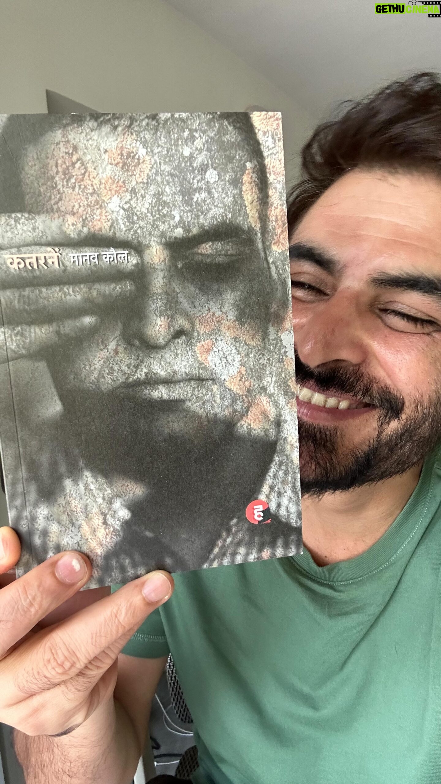 Manav Kaul - 10.4K Likes - नई किताब के पहली बार दिखने की ख़ुशी उसे पहली बार छू लेने का सुख इतना कमाल है कि नाचने का मन करता है। मै अपने उत्साह को दबा ही नहीं पाता हूँ … मैं बच्चा हो जाता हूँ।
आप सभी लोगों को बहुत सारा धन्यवाद कहने का मन करता है। आप ही लोगों की वजह से मैं लिखते जा रहा हूँ। जब भी मैं आपके सोशल मीडिया पर अपनी किताब को देखता हूँ तो लगता है अभी लिखने बैठ जाऊँ। हाँ मैं बहुत लिखता हूँ क्योंकि आप बहुत पढ़ते हैं।
बहुत सारा प्रेम आप लोगों को। ये मेरी 13th book है। जो - न कहानी, न कविता, की दूसरी सीरीज़ है। बताईयेगा कि आपको कैसी लगी।
मेरी सारी कतरनें अब आपकी हुई। ♥️
Publisher- @hind.yugm
Cover design- @goddessofthekings
किताब ख़रीदने का लिंक मेरे bio में है।