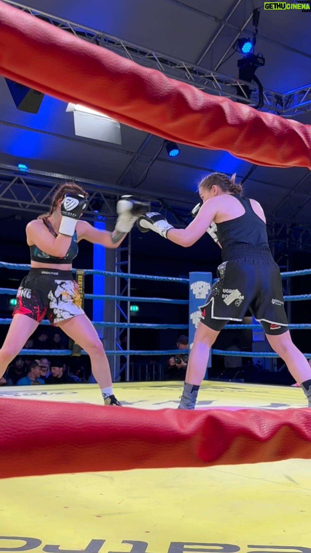 Mandy Böhm - 1.8K Likes - 😤 Am 09.März geht es für mich wieder in den Ring.
3-0-0 🥊
Diesmal ohne Fieber Fieber und Grippe im Gepäck 🧳 ich verspreche euch ein Feuerwerk 🧨
OSS
#Boxen #PROBOXING #Boxing