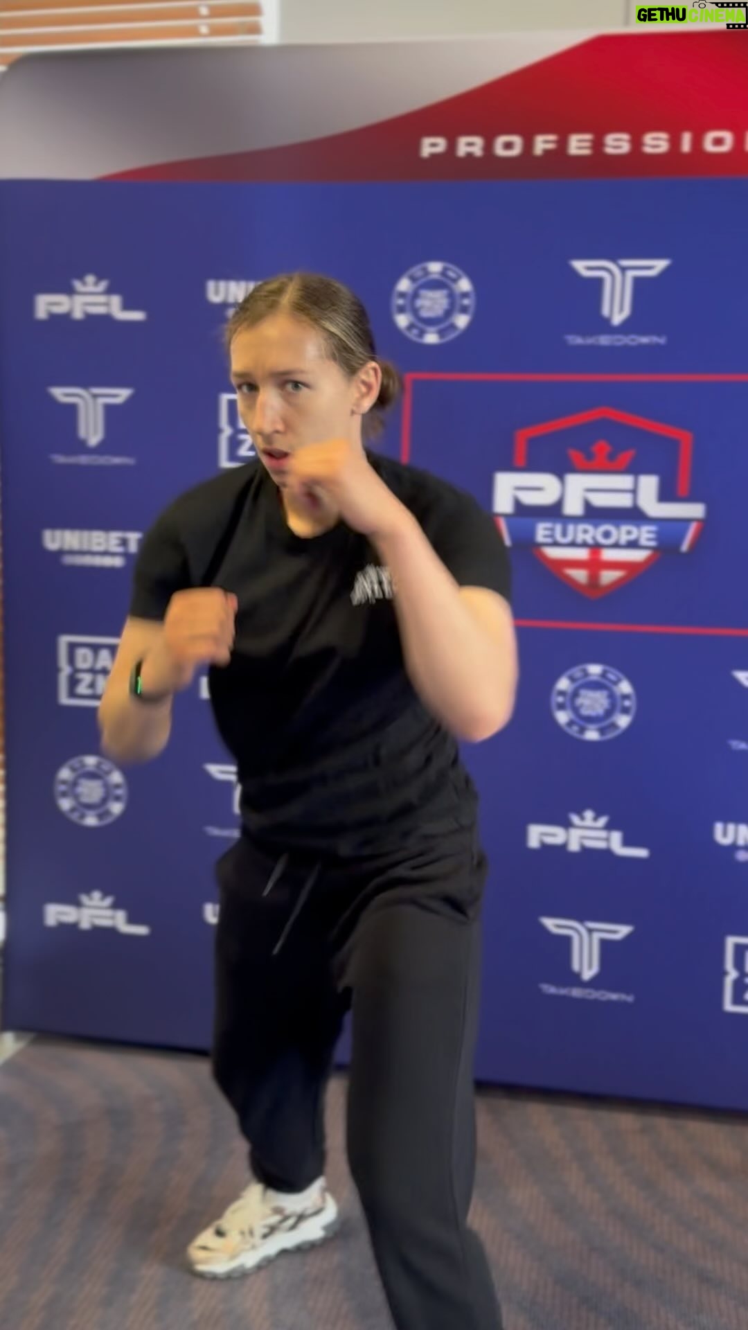 Mandy Böhm - 1.3K Likes - The grind never stops !
In meinem Kopf bereite ich mich auf die 10 Runden vor und ich bin jetzt schon ready.
Dieses Jahr will ich noch mindestens 3x Boxen 🥊 ich nehme mit was kommt gegen jede die will !
#Boxen #Boxing #Gelsenkirchen #Deutschland #mma #monster #monsteracademy #boomboomböhm