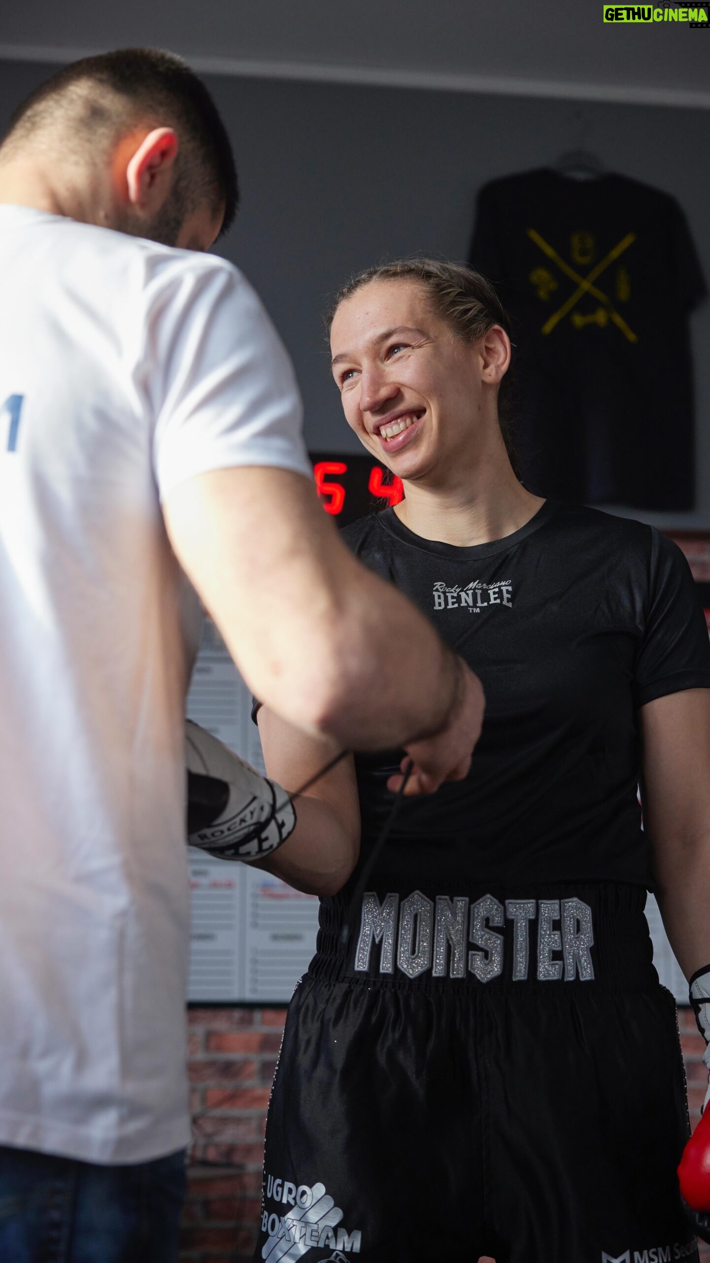 Mandy Böhm - 1.5K Likes - 💣 W A R M U P 💣
#BOXEN #BOXING #BOMB
Ich spüre so einen deutliche Verbesserung meines Games und freue mich jetzt schon auf den nächsten Kampf.
Ich hoffe ich kann im April endlich vor heimischen Publikum Boxen.
Wo würdet ihr mich gerne Boxen sehen ?
🎥 @marygoldau