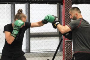 Mandy Böhm Instagram - 🥷👊🏼 Teaching me how to Knock People Out 🥊 
January 20 can’t come soon enough ‼️☠️
Get your Tickets 🎫 for Munich @gymyilmaz 

Swipe nach rechts für meine vollkommene Schönheit 😄🥹

2024 NOTHING CHANGED WE ONLY GET BETTER 
#BOXING #BOXEN #FIGHTNIGHT #PROBOXING  #MONSTER #BOOMBOOMBÖHM